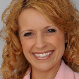 Debbie Lundberg Headshot