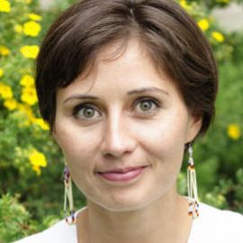 Dr. Lindsey Doe Headshot